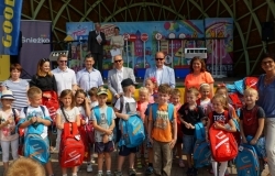 Uroczyste wręczenie plecaków z wyposażeniem w ramach akcji „Bezpieczna droga do szkoły”