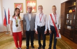 Magdalena Macios, Gabriel Blezień i Sebastian Ptak z wizytą u burmistrza Mariusza Szewczyka