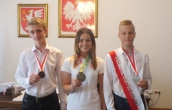 Magdalena Macios, Gabriel Blezień i Sebastian Ptak z wizytą u burmistrza Mariusza Szewczyka