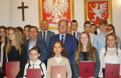 Burmistrz Mariusz Szewczyk wręczył stypendia artystyczne i sportowe