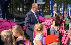 Uroczyste wręczenie plecaków z wyposażeniem w ramach akcji „Bezpieczna droga do szkoły”.