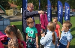 Uroczyste wręczenie plecaków z wyposażeniem w ramach akcji „Bezpieczna droga do szkoły”.