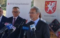 Mieszkanie Plus Dębica równa się rozwój. Wbito łopatę pod budowę 201 mieszkań