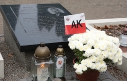 Zapalono znicze na grobach zasłużonych dla miasta dębiczan