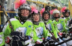 Świetna zabawa i moc pozytywnych emocji na meczu hokeja  „Przyjaciele UKH – Dębiccy Samorządowcy”