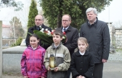 Złożyli kwiaty na grobie Jerzego  Żuławskiego