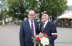 złożenie wiązanek przy pomniku
