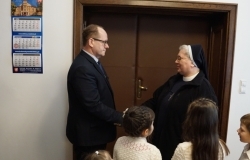 przedszkolaki z życzeniami u burmistrza